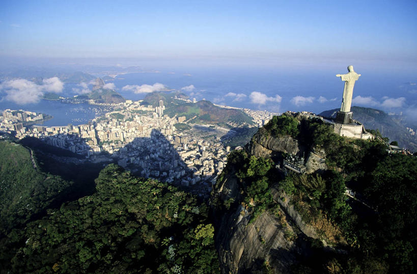 西方人,一个人,无人,家,站,横图,俯视,航拍,室外,白天,旅游,度假,草地,草坪,海浪,海洋,美景,沙滩,山,山脉,植物,雕塑,巴西,欧洲,欧洲人,仅一个男性,仅一个人,阴影,艺术,装饰,光线,雕刻,雕像,沙子,影子,房屋,屋子,海岸,景观,浪花,山峰,沙地,山峦,娱乐,楼房,住宅,草,一个,蓝色,绿色,蓝天,天空,阳光,自然,海水,工艺品,群山,天,站着,仅一个老年男性,享受,休闲,景色,南美,放松,宗教,晴朗,单个,纪念,美术,南美洲,基督,基督教,拉丁美洲,鸟瞰,天主教,自然风光,主题,美洲,里约热内卢,耶稣,陈列,海景,万里无云,耶稣山,里约热内卢州,巴西联邦共和国,首府,救世主,功能,美学,亚美利加洲,南亚美利加洲,基利斯督,弥赛亚,默西亚,里约热内卢市,驼背山,老年男性,男人,男性,白种人,大海,风浪,海,海水的波动,海滩,近岸浪,涌浪,晴空,晴空万里,站立,彩图,高角度拍摄,全身,房子,哥卡华都山,科尔科瓦多山,拟人