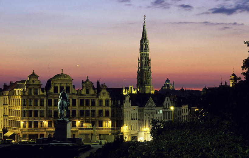 无人,家,横图,室外,白天,正面,度假,草地,草坪,美景,日落,植物,窗户,城市风光,城市,路灯,照明,雕塑,比利时,欧洲,一排,许多,艺术,整齐,装饰,并列,并排,雕刻,雕像,瓦片,房屋,墙,屋顶,屋檐,屋子,景观,晚霞,霞光,云,云朵,落日,塔,灯光,首都,很多,云彩,顶棚,娱乐,楼房,檐,玻璃窗,墙壁,墙面,住宅,灯,草,树,树木,排列,一个,绿色,灰色,白云,自然,黄昏,工艺品,享受,休闲,景色,彩霞,放松,生长,单个,成长,纪念,照亮,美术,照明设备,西欧,队列,主题,平行,陈列,布鲁塞尔,布鲁塞尔大广场,功能,美学,比利时王国,夕照,薄暮,布鲁塞尔广场,夕阳,彩图,傍晚,房子,布鲁塞尔市政厅,斜阳