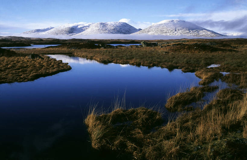 无人,横图,室外,白天,正面,旅游,度假,草地,草坪,河流,美景,山,水,雪,雪山,植物,大雪,爱尔兰,欧洲,阴影,曲折,弯曲,光线,影子,冰,河水,积雪,景观,山峰,水流,雪景,云,云朵,冬季,冬天,山峦,云彩,娱乐,草,蓝色,绿色,白云,倒影,蓝天,天空,阳光,自然,天,享受,休闲,景色,放松,寒冷,蜿蜒,晴朗,冰冷,倒映,西欧,自然风光,爱尔兰共和国,严寒,冰凉,酷寒,凛冽,凛凛,极冷,戈尔韦,康诺特省,反照,高威郡,戈尔韦郡,晴空,彩图,高威,郡治