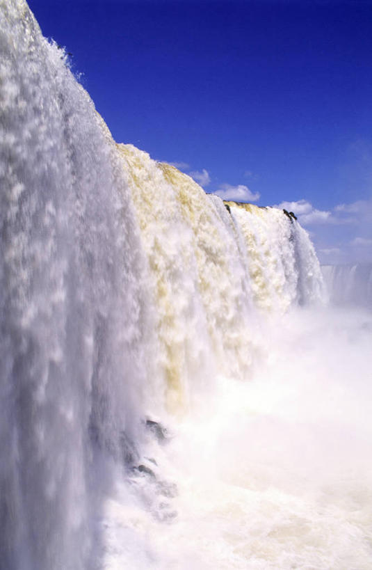 无人,竖图,室外,白天,仰视,旅游,度假,美景,瀑布,水,雾,巴西,阿根廷,阴影,飞溅,朦胧,模糊,溅,光线,液体,影子,景观,水滴,娱乐,水珠,蓝色,蓝天,天空,阳光,自然,天,享受,休闲,景色,南美,放松,晴朗,迷雾,南美洲,拉丁美洲,喷洒,自然风光,美洲,世界自然遗产,万里无云,巴西联邦共和国,亚美利加洲,南亚美利加洲,阿根廷共和国,伊瓜苏大瀑布,伊瓜苏瀑布,巴拉那,巴拉那州,跌水,大雾,晴空,晴空万里,彩图,低角度拍摄