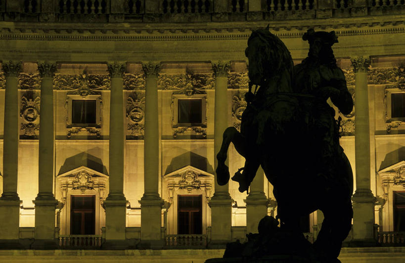 西方人,一个人,无人,家,坐,横图,室外,夜晚,正面,度假,美景,窗户,门,城市风光,城市,马,野生动物,雕塑,奥地利,欧洲,维也纳,欧洲人,仅一个男性,仅一个人,一排,许多,阴影,艺术,整齐,装饰,光线,雕刻,雕像,影子,柱子,房屋,墙,屋子,景观,灯光,首都,很多,背光,娱乐,楼房,玻璃窗,墙壁,墙面,住宅,排列,仅一个年轻男性,一个,灰色,动物,工艺品,门框,享受,休闲,景色,放松,运输,牲畜,单个,纪念,美术,队列,主题,逆光,陈列,中欧,功能,美学,奥地利共和国,霍夫堡宫,男人,男性,年轻男性,白种人,坐着,彩图,全身,房子,拟人