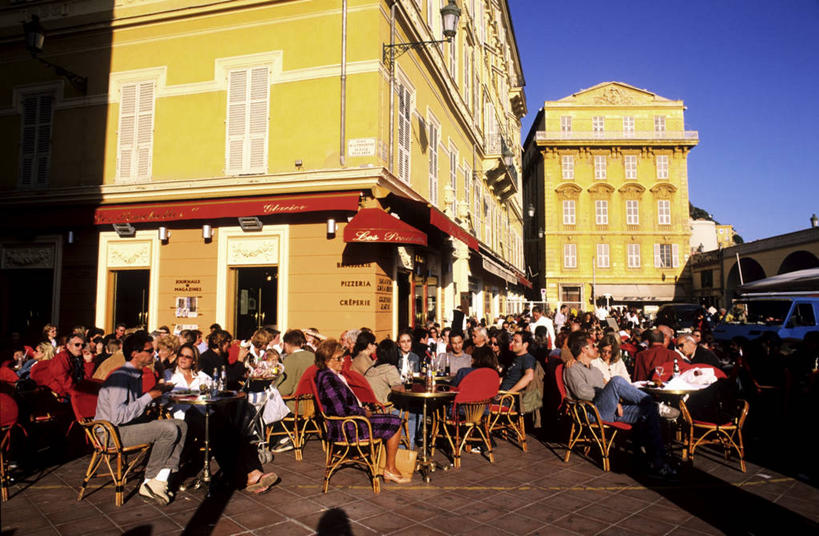 西方人,家,坐,横图,室外,白天,侧面,度假,美景,窗户,门,桌子,城市风光,城市,椅子,法国,欧洲,欧洲人,一排,许多,行人,游客,游人,阴影,服装,整齐,并列,并排,光线,木制,影子,房屋,木椅,墙,屋子,景观,很多,许多人,茶几,注视,休闲装,娱乐,楼房,路人,旅客,玻璃窗,墙壁,墙面,住宅,排列,衣服,黄色,蓝色,蓝天,天空,阳光,木制品,门框,天,观察,看,一群人,享受,休闲,休闲服,景色,放松,服饰,晴朗,观看,察看,西欧,队列,关注,法兰西,平行,滨海阿尔卑斯,尼斯,万里无云,法兰西共和国,省会,法兰西第五共和国,摆列,普罗旺斯.阿尔卑斯.蓝色海岸,普罗旺斯.阿尔卑斯.蓝色海岸大区,过客,滨海阿尔卑斯省,男人,男性,年轻男性,年轻女性,女人,女性,白种人,晴空,晴空万里,坐着,半身,彩图,房子,布列,分列