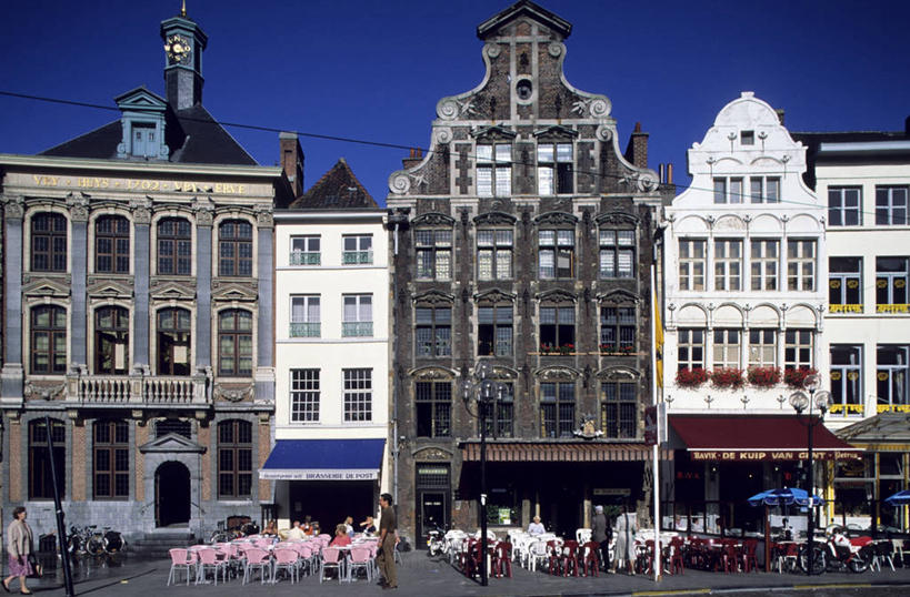 无人,家,横图,室外,白天,正面,度假,美景,窗户,门,桌子,城市风光,城市,道路,路,椅子,比利时,欧洲,一排,许多,阴影,整齐,并列,并排,光线,木制,影子,房屋,木椅,墙,屋子,景观,小路,交通,很多,茶几,娱乐,楼房,玻璃窗,墙壁,墙面,住宅,排列,蓝色,灰色,蓝天,天空,阳光,木制品,门框,天,享受,休闲,景色,放松,晴朗,西欧,队列,咖啡店,咖啡屋,平行,万里无云,首府,雨棚,比利时王国,摆列,根特,根特市,弗拉芒.布拉班特省,弗拉芒大区,晴空,晴空万里,彩图,房子,咖啡馆,东弗兰德省,布列,分列