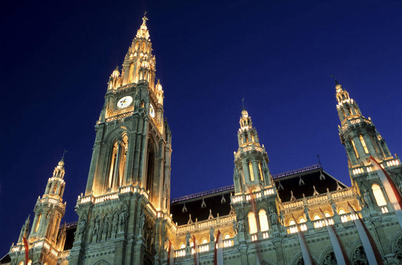 无人,家,横图,室外,夜晚,仰视,旅游,度假,窗户,标志建筑,地标,建筑,夜景,奥地利,欧洲,维也纳,阴影,时间,光线,时钟,瓦片,影子,柱子,房屋,墙,屋檐,屋子,塔,灯光,首都,计时,娱乐,建设,楼房,檐,玻璃窗,墙壁,墙面,住宅,蓝色,灰色,蓝天,天空,钟表,天,享受,休闲,表,旅游胜地,放松,晴朗,中欧,万里无云,塔钟,奥地利共和国,维也纳市政厅,钟,晴空,晴空万里,彩图,低角度拍摄,房子