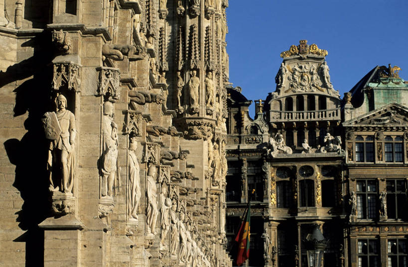 无人,横图,室外,白天,仰视,旅游,度假,窗户,标志建筑,地标,建筑,比利时,欧洲,一排,许多,阴影,整齐,光线,瓦片,影子,柱子,墙,屋檐,首都,很多,娱乐,建设,檐,玻璃窗,墙壁,墙面,排列,蓝色,灰色,蓝天,天空,阳光,天,享受,休闲,旅游胜地,放松,晴朗,西欧,队列,布鲁塞尔,布鲁塞尔大广场,万里无云,比利时王国,布鲁塞尔广场,晴空,晴空万里,彩图,低角度拍摄