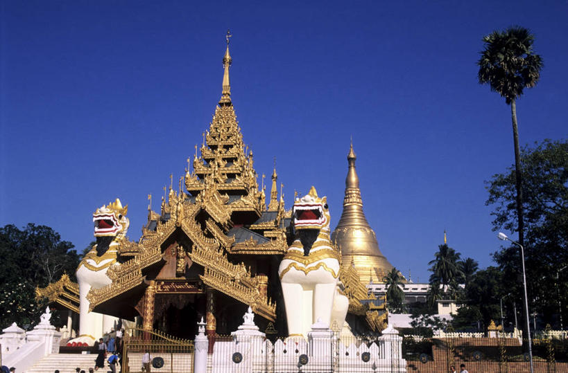 无人,寺庙,栏杆,横图,室外,白天,仰视,旅游,度假,名胜古迹,植物,标志建筑,道路,地标,建筑,路,棕榈树,叶子,缅甸,亚洲,阴影,节日,遗迹,光线,瓦片,影子,屋檐,围栏,小路,塔,绿叶,交通,燃烧,古迹,文化,文物,娱乐,建设,古建筑,护栏,檐,树,树木,蓝色,绿色,蓝天,天空,阳光,自然,香火,庙宇,天,祈祷,享受,休闲,健康,嫩叶,旅游胜地,放松,许愿,宗教,东南亚,信仰,生长,晴朗,成长,纪念,祈求,古文明,棕榈叶,万里无云,首府,缅甸联邦,仰光市,平安,叶,叶片,晴空,晴空万里,棕树,棕榈,彩图,低角度拍摄,庙,寺,仰光,仰光省