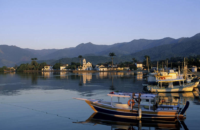 无人,家,横图,室外,白天,正面,旅游,度假,湖,湖泊,美景,山,山脉,水,船,巴西,阴影,波纹,飞溅,溅,光线,瓦片,液体,影子,房屋,屋顶,屋檐,屋子,湖面,景观,山峰,水滴,水流,水面,云,云朵,木船,山峦,两艘,云彩,顶棚,娱乐,楼房,檐,住宅,水珠,蓝色,白云,蓝天,水纹,天空,阳光,自然,船尾波,交通工具,波浪,湖水,群山,天,享受,休闲,景色,南美,放松,晴朗,南美洲,舟,拉丁美洲,喷洒,自然风光,载具,美洲,里约热内卢州,巴西联邦共和国,亚美利加洲,南亚美利加洲,晴空,彩图,房子,帕拉蒂