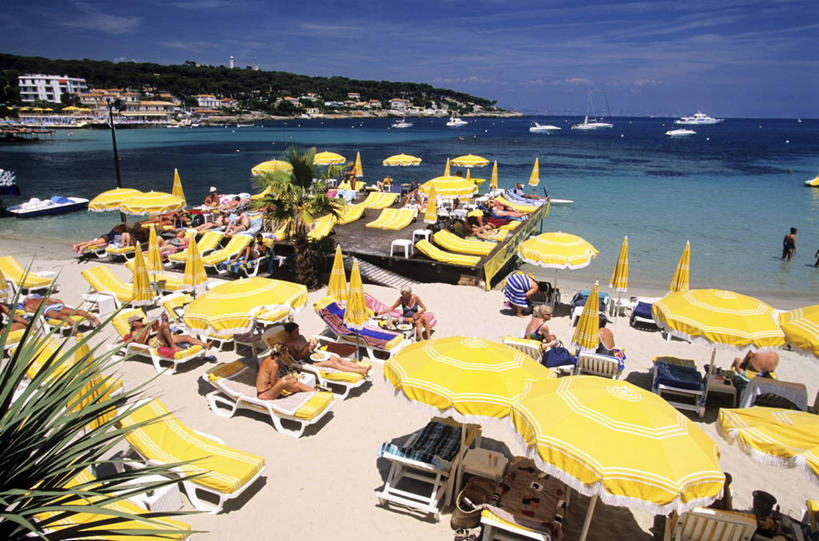 西方人,站,坐,躺,横图,俯视,室外,白天,泳装,比基尼,旅游,度假,海浪,海洋,美景,沙滩,植物,轮船,船,椅子,法国,欧洲,欧洲人,许多,行人,游客,游人,阴影,波纹,飞溅,服装,溅,光线,伞,沙子,液体,影子,雨伞,遮阳伞,躺椅,海岸,景观,浪花,水滴,云,云朵,沙地,很多,许多人,云彩,休闲装,娱乐,阳伞,路人,旅客,水珠,树,树木,排列,衣服,黄色,蓝色,绿色,白云,蓝天,水纹,天空,阳光,自然,海水,船尾波,交通工具,波浪,天,站着,一群人,享受,休闲,休闲服,景色,放松,服饰,生长,晴朗,成长,沙滩椅,太阳伞,西欧,喷洒,法兰西,自然风光,载具,海景,滨海阿尔卑斯,法兰西共和国,法兰西第五共和国,摆列,普罗旺斯.阿尔卑斯.蓝色海岸,普罗旺斯.阿尔卑斯.蓝色海岸大区,过客,滨海阿尔卑斯省,卧着,男人,男性,年轻男性,年轻女性,女人,女性,白种人,大海,风浪,海,海水的波动,海滩,近岸浪,涌浪,晴空,躺着,卧,站立,坐着,半身,彩图,高角度拍摄,三点式,泳衣,布列,分列,昂蒂布