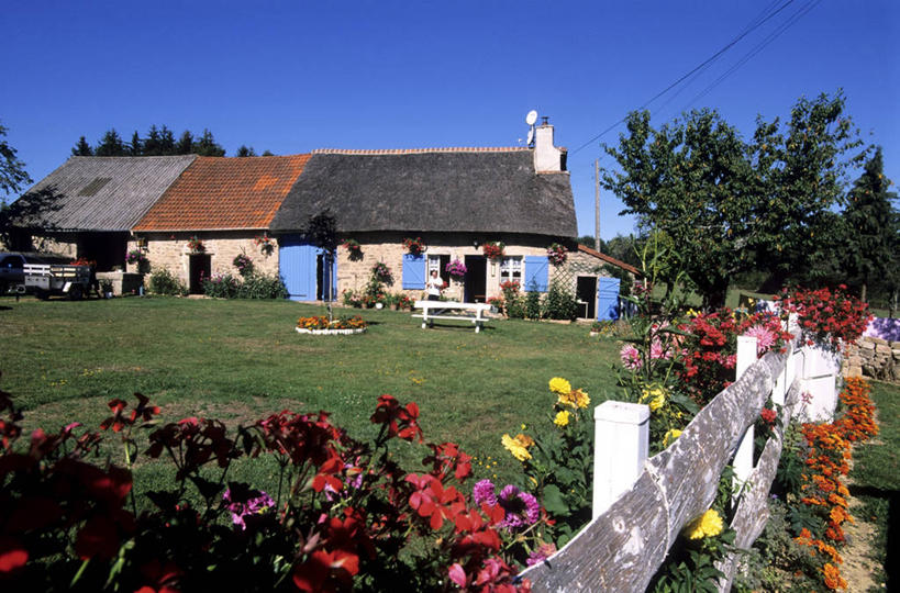 西方人,一个人,家,栏杆,站,横图,室外,白天,正面,旅游,度假,草地,草坪,花海,花圃,美景,植物,窗户,叶子,椅子,法国,欧洲,欧洲人,仅一个男性,仅一个人,一把,阴影,服装,盛开,光线,影子,栅栏,房屋,木椅,墙,屋顶,屋子,景观,篱笆,围栏,褐色,花蕾,顶棚,休闲装,娱乐,护栏,楼房,玻璃窗,墙壁,墙面,住宅,草,花,花瓣,花朵,花卉,鲜花,树,树木,仅一个年轻男性,衣服,黄色,红色,蓝色,绿色,白色,黑色,灰色,蓝天,天空,阳光,自然,花丛,花束,花田,天,花苞,花蕊,站着,享受,休闲,休闲服,景色,放松,服饰,生长,晴朗,成长,勃艮第,西欧,法兰西,自然风光,万里无云,法兰西共和国,法兰西第五共和国,勃艮第大区,约讷省,男人,男性,年轻男性,白种人,晴空,晴空万里,站立,彩图,全身,房子,阿瓦隆区,屈阿勒莱通贝