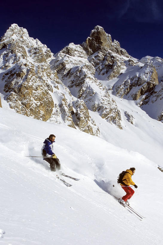 西方人,两个人,蹲,竖图,俯视,室外,白天,锻炼,运动,山,雪,雪山,大雪,欧洲,欧洲人,握,阴影,服装,装饰,光线,滑雪,工具,器材,影子,冰,积雪,山峰,雪景,冬季,冬天,山峦,运动器械,衣服,蓝色,蓝天,天空,阳光,手套,天,温暖,器械,健身器械,寒冷,握着,服饰,晴朗,拐杖,保暖,华丽,滑雪板,滑雪杖,点缀,冰冷,御寒,健身器材,滑雪服,滑雪装备,万里无云,衬托,美观,雅致,雅观,严寒,辅助设备,冰凉,酷寒,凛冽,凛凛,极冷,冬季运动,竞技服,旅游服,冬装,体育,男人,男性,年轻男性,白种人,晴空,晴空万里,蹲着,彩图,高角度拍摄,全身,健身,运动器材