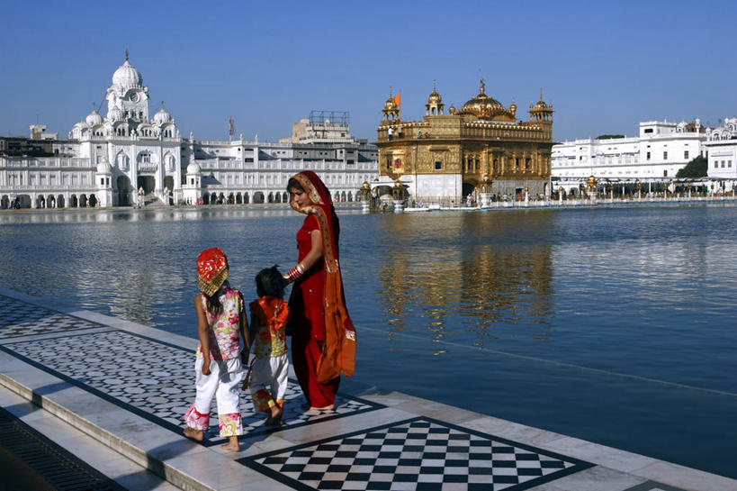 儿童,中年人,三个人,家庭,母亲,女儿,寺庙,站,横图,室外,白天,侧面,民族服装,旅游,度假,纯洁,湖,湖泊,名胜古迹,水,标志建筑,道路,地标,建筑,路,印度,亚洲,阴影,波纹,节日,朦胧,模糊,遗迹,光线,影子,墙,湖面,水流,水面,小路,交通,燃烧,注视,古迹,文化,文物,娱乐,建设,古建筑,墙壁,墙面,小孩,蓝色,白色,倒影,蓝天,水纹,天空,阳光,香火,庙宇,波浪,湖水,天,低头,观察,看,祈祷,站着,享受,休闲,健康,温暖,温馨,母女,一家人,金色,旅游胜地,放松,可爱,母爱,童年,童趣,许愿,宗教,服饰,信仰,晴朗,观看,纪念,飘逸,祈求,和睦,察看,倒映,庄重,关注,南亚,追求,童真,古文明,烂漫,无邪,纱丽,万里无云,首府,印度共和国,雅致,垂头,纱丽服,清婉,妍丽,反照,旁遮普,旁遮普邦,阿姆利则,金庙,平安,天真,女孩,女人,女性,中年女性,亚洲人,印度人,孩子,晴空,晴空万里,站立,彩图,全身,传统服装,民俗服,庙,寺,阿密萨,融洽,女生,奢华