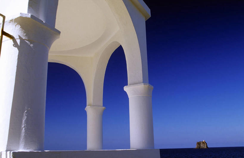 无人,横图,室外,白天,仰视,度假,美景,城市风光,城市,意大利,欧洲,阴影,光线,影子,柱子,屋顶,景观,顶棚,娱乐,蓝色,白色,蓝天,天空,阳光,天,享受,休闲,景色,放松,晴朗,西西里,南欧,万里无云,意大利共和国,西西里岛,晴空,晴空万里,彩图,低角度拍摄,斯特龙博利岛