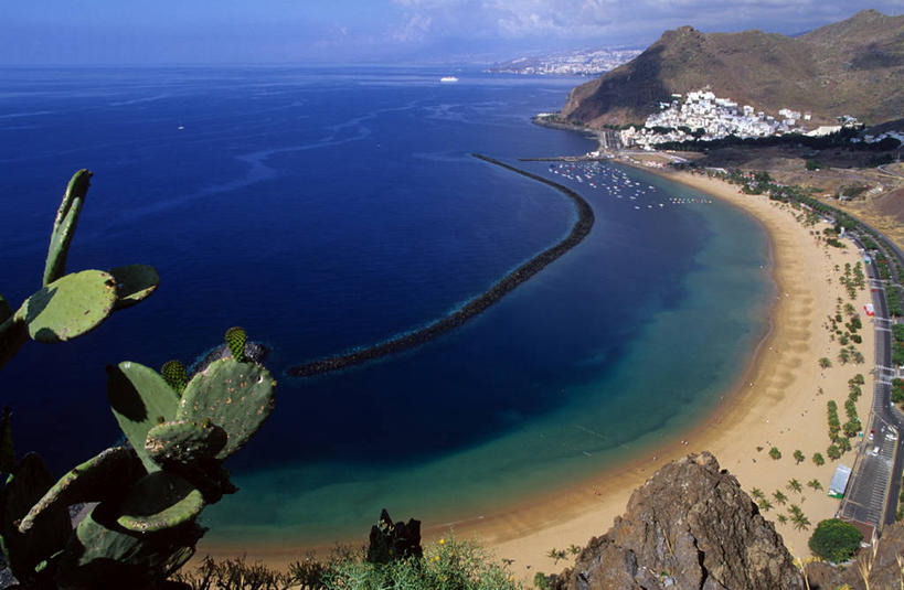 无人,横图,俯视,室外,白天,旅游,度假,海浪,海洋,美景,沙滩,山,山脉,植物,西班牙,非洲,阴影,光线,沙子,影子,海岸,景观,浪花,山峰,云,云朵,沙地,山峦,云彩,娱乐,树,树木,蓝色,绿色,白云,蓝天,天空,阳光,自然,海水,群山,天,享受,休闲,景色,放松,生长,晴朗,成长,加纳利群岛,自然风光,加那利群岛,海景,西班牙王国,阿非利加洲,海外领地,特内里费岛,大海,风浪,海,海水的波动,海滩,近岸浪,涌浪,晴空,彩图,高角度拍摄,圣克鲁斯.德特内里费省,特尼里弗岛