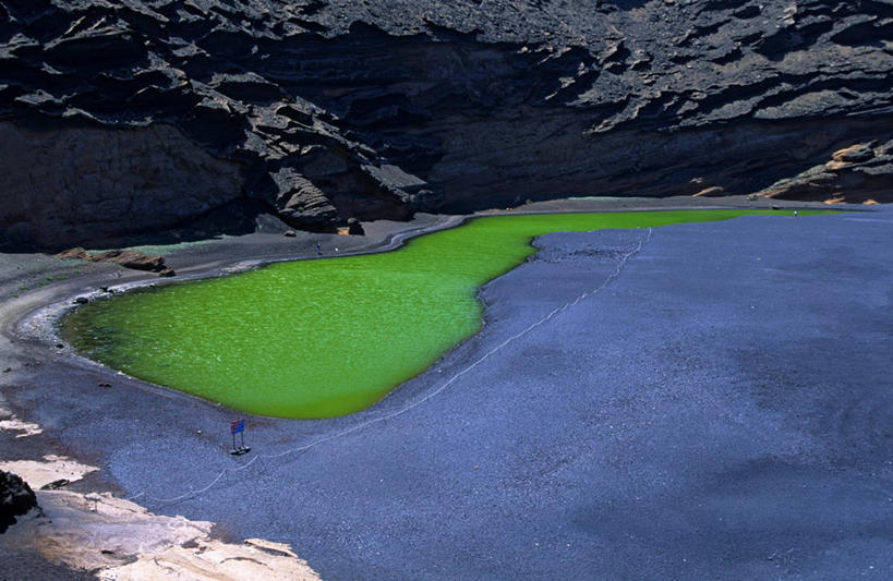 无人,横图,俯视,室外,白天,旅游,度假,湖,湖泊,石头,美景,山,山脉,水,西班牙,非洲,阴影,光线,石子,影子,湖面,景观,山峰,水流,水面,山峦,娱乐,绿色,阳光,自然,湖水,群山,享受,休闲,景色,放松,加纳利群岛,自然风光,加那利群岛,西班牙王国,阿非利加洲,海外领地,拉斯帕尔马斯省,兰萨罗特岛,石块,岩石,彩图,高角度拍摄