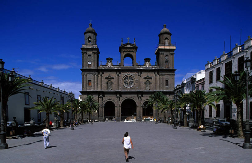 西方人,两个人,教堂,走,横图,俯视,室外,白天,旅游,度假,名胜古迹,植物,窗户,门,标志建筑,道路,地标,建筑,路,西班牙,欧洲,非洲,欧洲人,行人,游客,游人,阴影,服装,节日,遗迹,光线,影子,柱子,墙,云,云朵,小路,塔,交通,云彩,休闲装,古迹,文化,文物,娱乐,建设,古建筑,路人,旅客,玻璃窗,墙壁,墙面,树,树木,衣服,蓝色,绿色,灰色,白云,蓝天,天空,阳光,自然,门框,天,祈祷,享受,休闲,健康,休闲服,旅游胜地,放松,许愿,宗教,服饰,信仰,生长,晴朗,成长,纪念,祈求,加纳利群岛,加那利群岛,信念,古文明,西班牙王国,阿非利加洲,海外领地,拉斯帕尔马斯省,过客,平安,男人,男性,年轻男性,年轻女性,女人,女性,白种人,晴空,步行,散步,走路,彩图,高角度拍摄,全身,大教堂,礼拜堂