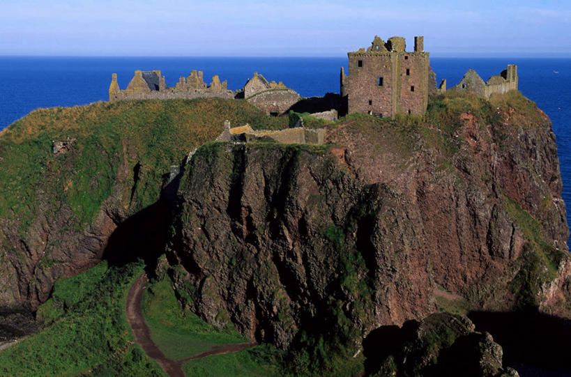 无人,横图,俯视,室外,白天,旅游,度假,草地,草坪,海浪,海洋,名胜古迹,山,山脉,植物,标志建筑,地标,建筑,英国,欧洲,阴影,破旧,遗迹,陈旧,光线,影子,堡垒,城堡,墙,浪花,山峰,山峦,古迹,文物,娱乐,建设,古建筑,苏格兰,墙壁,墙面,草,树,树木,蓝色,绿色,灰色,蓝天,天空,阳光,自然,海水,群山,天,享受,休闲,旅游胜地,放松,生长,晴朗,成长,西欧,要塞,残破,大不列颠,海景,古文明,大不列颠及北爱尔兰联合王国,万里无云,苏格兰王国,设防,阿伯丁,阿伯丁郡,大海,风浪,海,海水的波动,近岸浪,涌浪,晴空,晴空万里,彩图,高角度拍摄,大不列颠王国,大英帝国,联合王国,日不落帝国