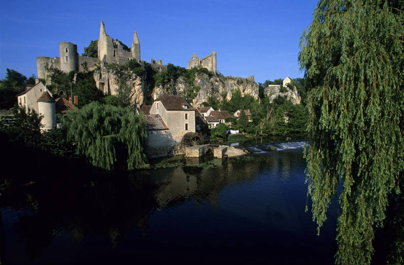 无人,横图,室外,白天,正面,旅游,度假,河流,名胜古迹,水,植物,标志建筑,地标,建筑,法国,欧洲,阴影,遗迹,光线,瓦片,影子,堡垒,城堡,墙,屋顶,屋檐,河水,水流,顶棚,古迹,文物,娱乐,建设,古建筑,檐,墙壁,墙面,树,树木,蓝色,绿色,灰色,倒影,蓝天,天空,阳光,自然,天,享受,休闲,旅游胜地,放松,生长,晴朗,成长,倒映,西欧,要塞,法兰西,古文明,万里无云,法兰西共和国,法兰西第五共和国,反照,普瓦图.夏朗德,普瓦图.夏朗德大区,设防,维埃纳,晴空,晴空万里,彩图,朗格兰河畔昂格勒