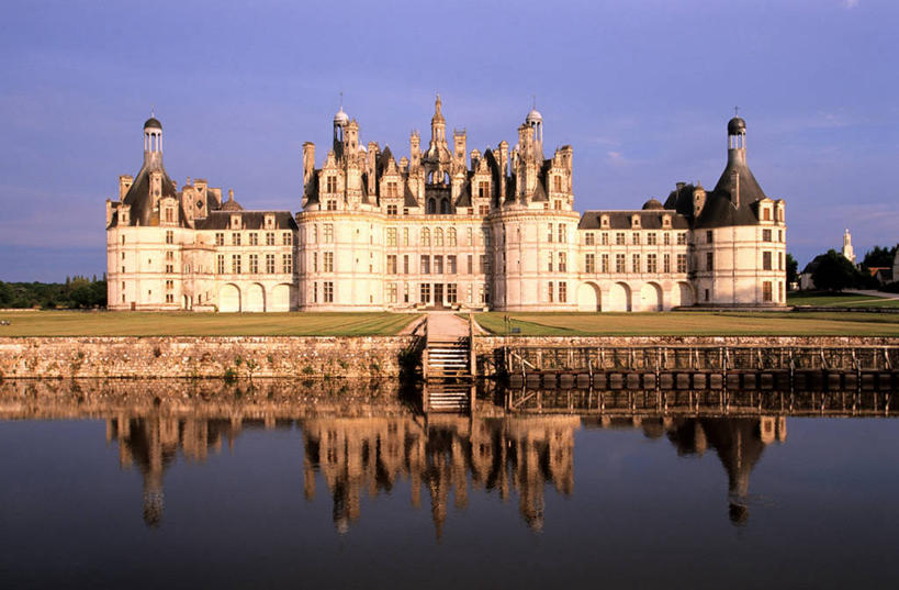 无人,横图,室外,白天,正面,旅游,度假,河流,名胜古迹,水,窗户,楼梯,门,标志建筑,地标,建筑,法国,欧洲,一排,许多,阴影,遗迹,整齐,并列,并排,光线,影子,堡垒,城堡,阶梯,墙,屋顶,河水,水流,云,云朵,很多,云彩,顶棚,古迹,文物,娱乐,建设,古建筑,玻璃窗,墙壁,墙面,台阶,排列,蓝色,灰色,白云,倒影,蓝天,天空,阳光,门框,天,享受,休闲,旅游胜地,放松,晴朗,倒映,西欧,要塞,队列,法兰西,平行,古文明,法兰西共和国,卢瓦尔河地区,法兰西第五共和国,反照,卢瓦尔,卢瓦尔大区,卢瓦尔河大区,设防,香波城堡,晴空,彩图