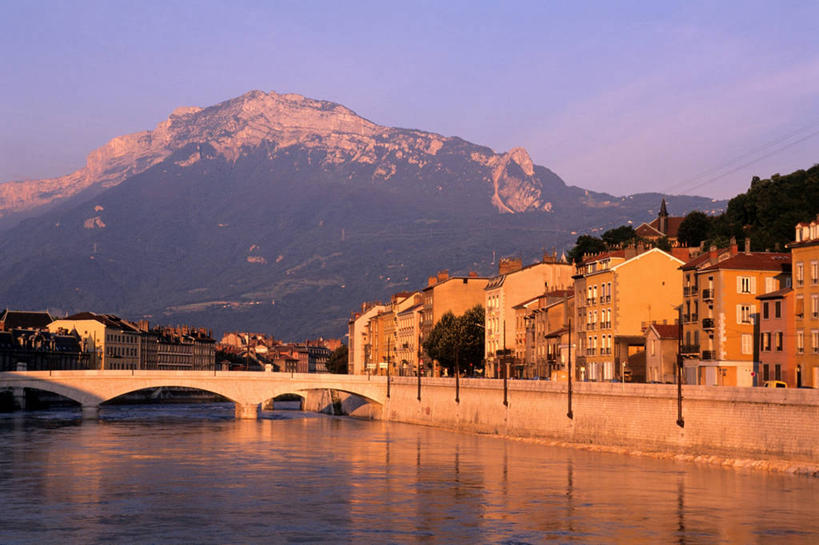无人,家,横图,室外,白天,正面,度假,河流,美景,日落,山,山脉,水,植物,城市风光,城市,桥梁,法国,欧洲,房屋,墙,屋子,河水,景观,山峰,水流,晚霞,霞光,落日,桥,山峦,娱乐,石桥,楼房,拱桥,墙壁,墙面,住宅,树,树木,绿色,灰色,自然,黄昏,群山,享受,休闲,景色,彩霞,放松,拱形,生长,成长,人行桥,石拱桥,西欧,法兰西,法兰西共和国,首府,法兰西第五共和国,夕照,薄暮,格勒诺布尔,伊泽尔省,夕阳,彩图,傍晚,房子,罗讷.阿尔卑斯,罗讷.阿尔卑斯大区,斜阳