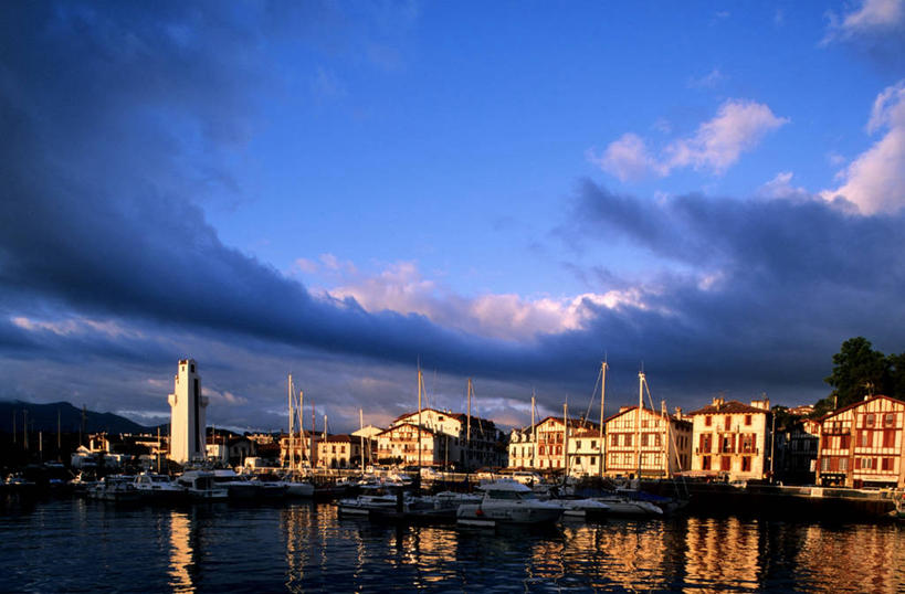 无人,家,横图,室外,白天,正面,度假,河流,美景,水,城市风光,城市,法国,欧洲,阴影,光线,瓦片,影子,房屋,墙,屋顶,屋檐,屋子,河水,景观,水流,云,云朵,塔,云彩,顶棚,娱乐,楼房,檐,墙壁,墙面,住宅,蓝色,灰色,白云,倒影,蓝天,天空,阳光,天,享受,休闲,景色,放松,晴朗,倒映,西欧,法兰西,法兰西共和国,阿基坦,法兰西第五共和国,反照,亚魁当,阿基坦大区,晴空,彩图,房子,巴约讷,比利牛斯.大西洋省,圣让德吕