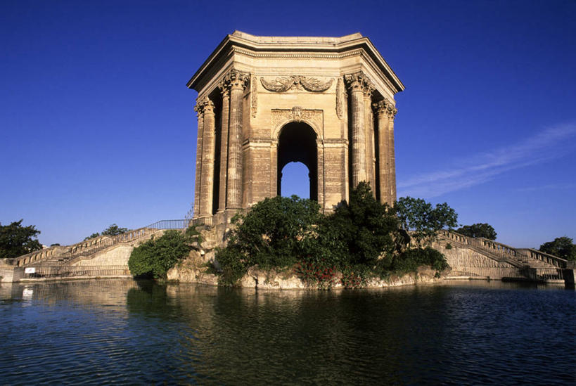 无人,横图,室外,白天,仰视,旅游,度假,草地,草坪,湖,湖泊,礁石,石头,名胜古迹,水,植物,标志建筑,城市,地标,建筑,美国,阴影,遗迹,光线,石子,影子,柱子,堡垒,城堡,墙,湖面,水流,水面,云,云朵,褐色,云彩,古迹,文物,娱乐,建设,古建筑,墙壁,墙面,草,树,树木,蓝色,绿色,白云,倒影,蓝天,天空,阳光,自然,湖水,天,享受,休闲,旅游胜地,放松,生长,晴朗,成长,倒映,北美,北美洲,要塞,美洲,古文明,佛蒙特州,佛蒙特,绿岭之州,首府,北亚美利加洲,亚美利加洲,蒙彼利埃,蒙比利埃,蒙皮立,蒙贝利,反照,设防,礁,石块,岩石,晴空,彩图,低角度拍摄,美利坚合众国