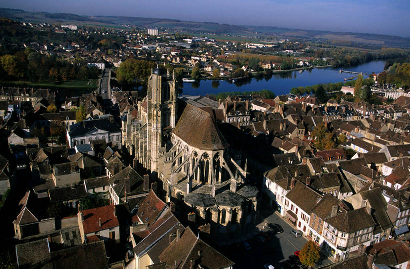 无人,家,教堂,横图,俯视,航拍,室外,白天,旅游,度假,河流,美景,水,植物,城市风光,城市,建筑,法国,欧洲,阴影,节日,光线,瓦片,影子,房屋,屋顶,屋檐,屋子,河水,景观,水流,云,云朵,公寓,建筑群,云彩,顶棚,文化,娱乐,建设,洋房,楼房,檐,住宅,树,树木,蓝色,绿色,白云,蓝天,天空,阳光,自然,天,祈祷,享受,休闲,健康,景色,放松,许愿,宗教,信仰,生长,晴朗,成长,纪念,祈求,勃艮第,西欧,鸟瞰,法兰西,信念,法兰西共和国,法兰西第五共和国,勃艮第大区,约讷省,平安,晴空,彩图,高角度拍摄,房子,大教堂,礼拜堂,桑斯区,约讷河畔维尔纳沃