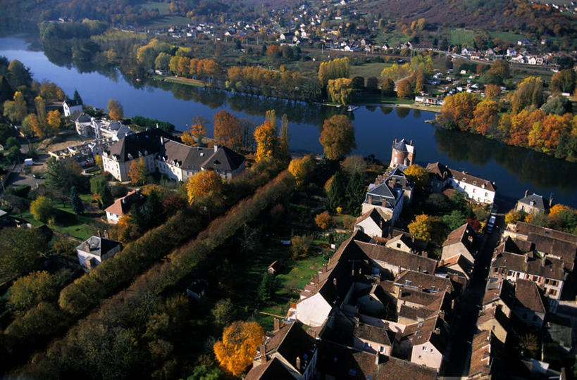 无人,家,横图,俯视,航拍,室外,白天,旅游,度假,河流,美景,水,植物,城市风光,城市,建筑,法国,欧洲,阴影,光线,瓦片,影子,房屋,屋顶,屋檐,屋子,河水,景观,水流,云,云朵,公寓,建筑群,云彩,顶棚,娱乐,建设,洋房,楼房,檐,住宅,树,树木,蓝色,绿色,白云,蓝天,天空,阳光,自然,天,享受,休闲,景色,放松,生长,晴朗,成长,勃艮第,西欧,鸟瞰,法兰西,法兰西共和国,法兰西第五共和国,勃艮第大区,约讷省,晴空,彩图,高角度拍摄,房子,桑斯区,约讷河畔维尔纳沃