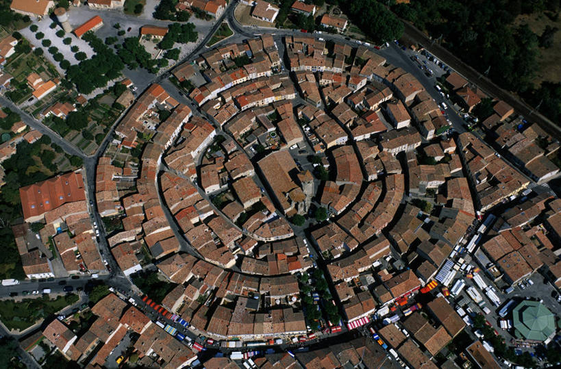 无人,家,横图,俯视,航拍,室外,白天,旅游,度假,美景,植物,城市风光,城市,建筑,法国,欧洲,阴影,光线,瓦片,影子,房屋,屋顶,屋子,景观,公寓,建筑群,褐色,顶棚,瓦,娱乐,建设,洋房,楼房,住宅,树,树木,绿色,阳光,自然,享受,休闲,景色,放松,建造,生长,成长,西欧,鸟瞰,法兰西,屋瓦,法兰西共和国,法兰西第五共和国,朗格多克.鲁西永,朗格多克.鲁西永大区,奥德省,彩图,高角度拍摄,房子