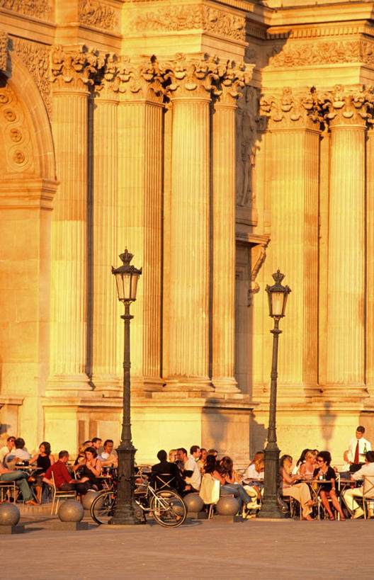 西方人,博物馆,坐,竖图,室外,白天,正面,旅游,度假,桌子,标志建筑,道路,地标,建筑,路,路灯,椅子,照明,法国,巴黎,欧洲,欧洲人,行人,游客,游人,阴影,服装,研究,艺术,光线,木制,影子,小路,灯光,交通,卢浮宫,首都,许多人,教育,茶几,休闲装,娱乐,建设,路人,旅客,灯,两个,衣服,阳光,木制品,一群人,享受,休闲,休闲服,旅游胜地,放松,服饰,展览,照亮,照明设备,西欧,欣赏,法兰西,咖啡店,咖啡屋,陈列,法兰西共和国,法兰西第五共和国,罗浮宫博物馆,法兰西岛,法兰西岛大区,典藏,过客,男人,男性,年轻男性,年轻女性,女人,女性,白种人,坐着,半身,彩图,咖啡馆,巴黎省,巴黎市