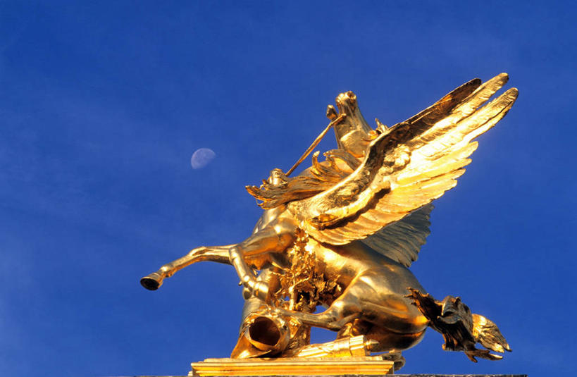 西方人,一个人,无人,坐,横图,室外,白天,仰视,旅游,度假,标志建筑,地标,建筑,雕塑,法国,巴黎,欧洲,欧洲人,仅一个男性,仅一个人,阴影,艺术,装饰,光线,翅膀,雕刻,雕像,影子,月亮,云,云朵,月光,云彩,娱乐,建设,仅一个年轻男性,一个,蓝色,白云,蓝天,天空,阳光,工艺品,天,享受,休闲,金色,旅游胜地,放松,晴朗,单个,纪念,明亮,美术,西欧,法兰西,塞纳河,主题,陈列,法兰西共和国,亚历山大三世桥,功能,美学,法兰西第五共和国,皎洁,亚历山大三世,沙皇,亚历山大三世.亚历山德罗维奇,俄罗斯沙皇,男人,男性,年轻男性,白种人,晴空,坐着,彩图,低角度拍摄,全身,拟人