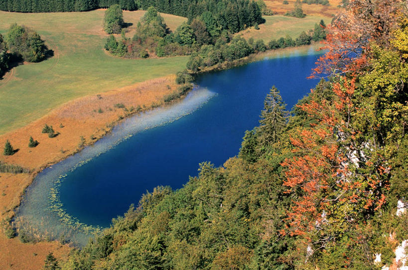 无人,横图,俯视,室外,白天,旅游,度假,草地,草坪,湖,湖泊,美景,秋季,水,植物,叶子,法国,欧洲,阴影,光线,影子,湖面,景观,水流,水面,枯叶,落叶,娱乐,草,树,树木,红色,蓝色,绿色,阳光,自然,湖水,享受,休闲,景色,放松,生长,成长,西欧,法兰西,自然风光,法兰西共和国,法兰西第五共和国,汝拉,汝拉产区,叶,叶片,秋,秋天,彩图,高角度拍摄,勒夫拉斯努瓦