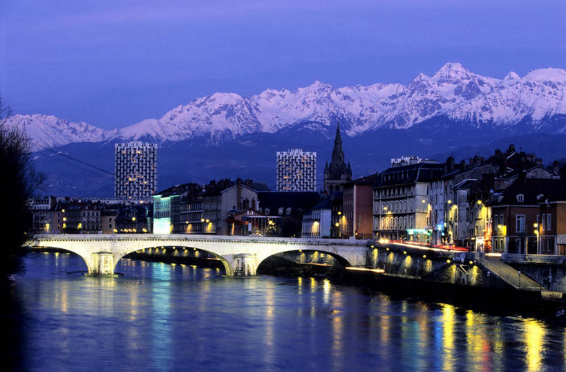 无人,家,横图,室外,白天,正面,度假,河流,美景,日落,山,水,雪,雪山,大雪,城市风光,城市,路灯,照明,法国,欧洲,一排,许多,整齐,并列,并排,木板,瓦片,房屋,墙,屋檐,屋子,冰,河水,积雪,景观,山峰,水流,晚霞,霞光,雪景,云,云朵,冬季,冬天,落日,桥,灯光,木桥,山峦,很多,云彩,娱乐,楼房,檐,墙壁,墙面,住宅,栈桥,灯,排列,蓝色,灰色,白云,倒影,蓝天,天空,黄昏,天,享受,休闲,景色,彩霞,放松,寒冷,晴朗,人行桥,木板桥,照亮,冰冷,倒映,照明设备,西欧,队列,法兰西,平行,法兰西共和国,首府,法兰西第五共和国,严寒,冰凉,酷寒,凛冽,凛凛,极冷,夕照,反照,薄暮,格勒诺布尔,伊泽尔省,晴空,夕阳,彩图,傍晚,房子,罗讷.阿尔卑斯,罗讷.阿尔卑斯大区,斜阳