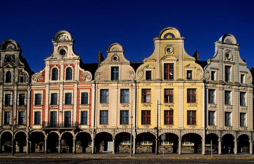 无人,家,横图,室外,白天,正面,度假,美景,窗户,门,城市风光,城市,道路,路,法国,欧洲,一排,许多,阴影,整齐,并列,并排,光线,影子,柱子,房屋,墙,屋子,景观,小路,交通,很多,娱乐,楼房,玻璃窗,墙壁,墙面,住宅,排列,黄色,红色,蓝色,灰色,蓝天,天空,阳光,门框,天,享受,休闲,景色,放松,晴朗,西欧,队列,法兰西,平行,万里无云,法兰西共和国,省会,法兰西第五共和国,北部.加来海峡,北部.加来海峡大区,诺尔.加莱大区,阿拉斯,加来海峡省,晴空,晴空万里,彩图,房子