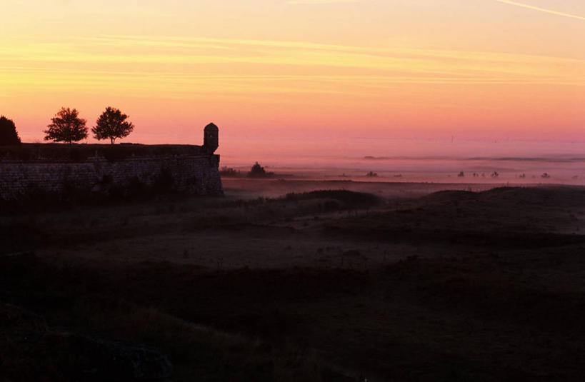 无人,横图,室外,白天,正面,旅游,度假,草地,草坪,名胜古迹,日落,植物,标志建筑,地标,建筑,法国,欧洲,遗迹,堡垒,城堡,墙,晚霞,霞光,落日,背光,古迹,文物,娱乐,建设,古建筑,墙壁,墙面,草,树,树木,绿色,自然,黄昏,享受,休闲,旅游胜地,彩霞,放松,生长,成长,西欧,要塞,法兰西,逆光,古文明,法兰西共和国,法兰西第五共和国,夕照,薄暮,普瓦图.夏朗德,普瓦图.夏朗德大区,设防,夏朗德省,夕阳,彩图,傍晚,罗什福尔区,耶尔布鲁阿格,斜阳