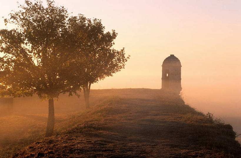 无人,横图,室外,白天,正面,旅游,度假,草地,草坪,名胜古迹,日落,植物,标志建筑,地标,建筑,法国,欧洲,遗迹,堡垒,城堡,墙,晚霞,霞光,落日,背光,古迹,文物,娱乐,建设,古建筑,墙壁,墙面,草,树,树木,绿色,自然,黄昏,享受,休闲,旅游胜地,彩霞,放松,生长,成长,西欧,要塞,法兰西,逆光,古文明,法兰西共和国,法兰西第五共和国,夕照,薄暮,普瓦图.夏朗德,普瓦图.夏朗德大区,设防,夏朗德省,夕阳,彩图,傍晚,罗什福尔区,耶尔布鲁阿格,斜阳