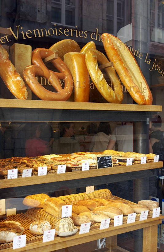 点心,面包,无人,商店,竖图,室外,特写,白天,正面,窗户,落地窗,橱窗,法国,欧洲,一排,许多,阴影,整齐,并列,并排,光线,影子,食品,面点,很多,商铺,玻璃窗,食物,糕点,排列,阳光,柜台,展示,出售,西欧,队列,法兰西,平行,玻璃橱窗,法兰西共和国,法兰西第五共和国,展示柜,市肆,商号,面包店,普瓦图.夏朗德,普瓦图.夏朗德大区,滨海夏朗德省,拉罗谢尔,拉罗歇尔,彩图,店铺