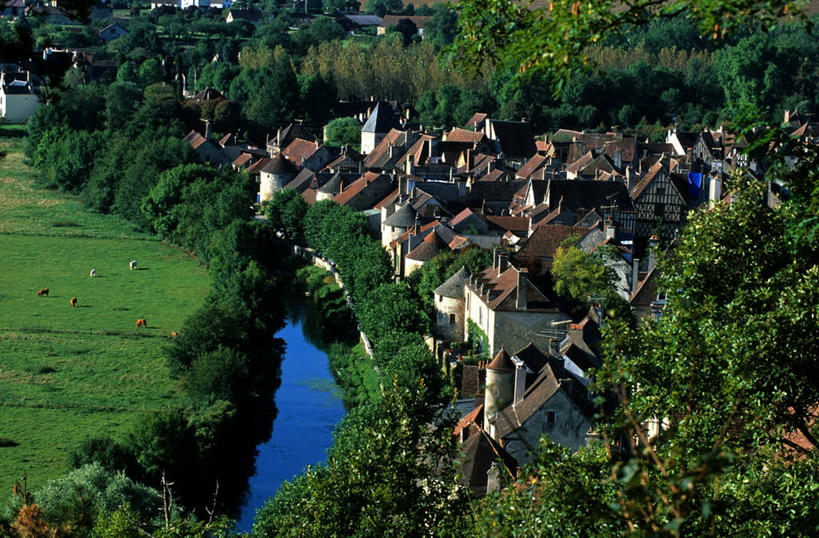 无人,家,横图,俯视,室外,白天,旅游,度假,草地,草坪,河流,美景,水,植物,法国,欧洲,阴影,曲折,弯曲,光线,瓦片,影子,房屋,屋顶,屋檐,屋子,河水,景观,水流,顶棚,娱乐,楼房,檐,住宅,草,树,树木,绿色,阳光,自然,享受,休闲,景色,放松,蜿蜒,生长,成长,勃艮第,西欧,法兰西,自然风光,法兰西共和国,法兰西第五共和国,勃艮第大区,约讷省,彩图,高角度拍摄,房子,阿瓦隆区,努瓦埃尔