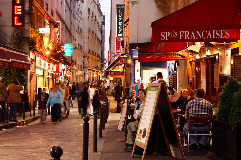 西方人,背部,家,商店,坐,走,横图,室外,白天,正面,度假,美景,植物,桌子,城市风光,城市,道路,路,路灯,指示牌,椅子,照明,法国,巴黎,欧洲,欧洲人,一排,许多,行人,游客,游人,阴影,服装,朦胧,模糊,整齐,并列,并排,光线,木制,英文,标志,盆栽,文字,影子,字符,字母,房屋,屋子,景观,小路,灯光,盆景,交通,首都,很多,许多人,茶几,休闲装,娱乐,标识,商铺,楼房,路人,旅客,住宅,灯,排列,衣服,红色,绿色,阳光,自然,木制品,一群人,享受,休闲,休闲服,景色,放松,服饰,生长,成长,英文字母,照亮,照明设备,西欧,队列,法兰西,平行,法兰西共和国,雨棚,法兰西第五共和国,市肆,商号,法兰西岛,法兰西岛大区,过客,男人,男性,年轻男性,年轻女性,女人,女性,白种人,步行,散步,走路,坐着,彩图,全身,房子,店铺,巴黎省,巴黎市