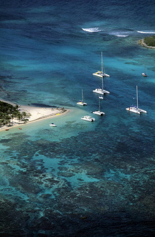 帆船,无人,竖图,俯视,航拍,室外,白天,旅游,度假,岛屿,海浪,海洋,美景,沙滩,船,阴影,波纹,飞溅,溅,光线,沙子,液体,影子,岛,海岸,景观,浪花,水滴,沙地,娱乐,水珠,水纹,阳光,自然,海水,船尾波,交通工具,波浪,享受,休闲,景色,南美,放松,南美洲,西印度群岛,拉丁美洲,鸟瞰,喷洒,自然风光,载具,美洲,三艘,海景,亚美利加洲,南亚美利加洲,加勒比群岛,小安的列斯群岛,安的列斯群岛,大海,风浪,海,海水的波动,海滩,近岸浪,列岛,群岛,涌浪,诸岛,彩图,高角度拍摄,小特尔群岛