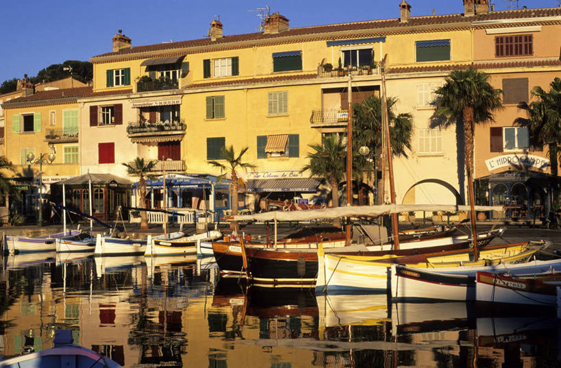 无人,家,码头,横图,室外,白天,正面,度假,海浪,海洋,美景,植物,窗户,城市风光,城市,港口,船,棕榈树,叶子,法国,欧洲,一排,许多,阴影,整齐,光线,影子,房屋,墙,屋子,景观,浪花,木船,绿叶,很多,娱乐,楼房,玻璃窗,墙壁,墙面,住宅,树,树木,排列,蓝色,绿色,灰色,倒影,蓝天,天空,阳光,自然,海水,交通工具,天,享受,休闲,嫩叶,景色,放松,生长,晴朗,成长,倒映,舟,西欧,队列,法兰西,载具,海景,棕榈叶,瓦尔省,游艇码头,万里无云,法兰西共和国,法兰西第五共和国,反照,普罗旺斯.阿尔卑斯.蓝色海岸,普罗旺斯.阿尔卑斯.蓝色海岸大区,叶,叶片,大海,风浪,海,海水的波动,近岸浪,涌浪,晴空,晴空万里,棕树,棕榈,彩图,房子,摆渡口,埠头,渡口,渡头,港湾,海港,口岸,滨海萨纳里,土伦区