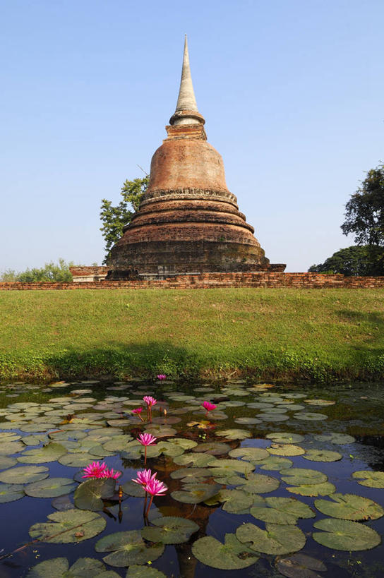 无人,公园,寺庙,竖图,室外,白天,仰视,旅游,度假,纯洁,草地,草坪,河流,名胜古迹,水,植物,标志建筑,地标,建筑,莲花,叶子,泰国,亚洲,阴影,节日,遗迹,盛开,光线,影子,河水,水流,荷叶,燃烧,花蕾,古迹,文化,文物,娱乐,建设,古建筑,素可泰,草,花,花瓣,花朵,鲜花,两朵,粉色,蓝色,绿色,蓝天,天空,阳光,香火,庙宇,天,花苞,花蕊,祈祷,享受,休闲,健康,旅游胜地,放松,许愿,宗教,东南亚,信仰,晴朗,纪念,祈求,富贵,神圣,古文明,纯净,万里无云,泰王国,素可泰历史公园,莲叶,六月花神,正直,平安,鞭蕖,鞭蓉,芙蕖,菡萏,荷花,六月春,藕花,水旦,水芙蓉,水华,水芸,溪客,叶,叶片,晴空,晴空万里,彩图,低角度拍摄,庙,寺,素可泰遗址公园