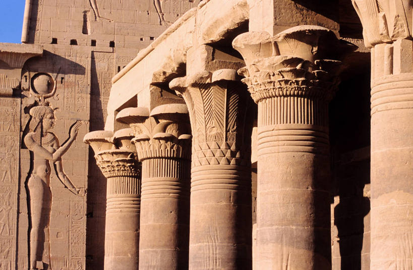 无人,寺庙,横图,室外,白天,正面,旅游,度假,名胜古迹,标志建筑,城市,地标,建筑,雕塑,非洲,埃及,五个,一排,许多,阴影,节日,遗迹,艺术,整齐,装饰,光线,雕刻,雕像,影子,柱子,墙,褐色,燃烧,古迹,文化,文物,娱乐,建设,古建筑,墙壁,墙面,排列,阳光,香火,工艺品,庙宇,祈祷,享受,休闲,健康,旅游胜地,放松,许愿,宗教,信仰,纪念,祈求,美术,队列,主题,陈列,古文明,首府,阿拉伯埃及共和国,金字塔之国,棉花之国,功能,美学,阿斯旺,阿斯旺省,阿非利加洲,菲莱神庙,平安,彩图,庙,寺