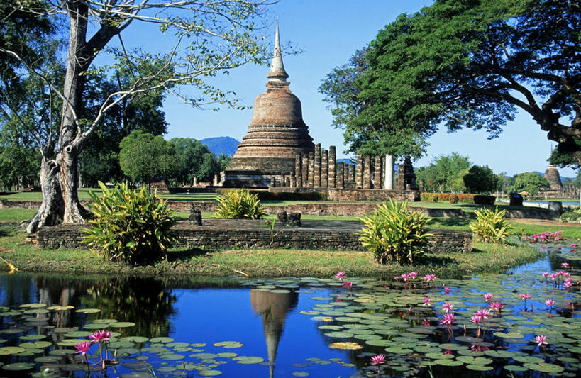 无人,公园,寺庙,横图,室外,白天,正面,旅游,度假,纯洁,草地,草坪,名胜古迹,植物,标志建筑,地标,建筑,莲花,叶子,泰国,亚洲,许多,阴影,节日,遗迹,盛开,光线,影子,屋顶,池塘,水池,荷叶,很多,燃烧,花蕾,顶棚,古迹,文化,文物,娱乐,建设,古建筑,素可泰,草,花,花瓣,花朵,鲜花,树,树木,粉色,蓝色,绿色,蓝天,天空,阳光,自然,香火,庙宇,天,花苞,花蕊,祈祷,享受,休闲,健康,旅游胜地,放松,许愿,宗教,东南亚,信仰,生长,晴朗,成长,纪念,祈求,富贵,神圣,古文明,纯净,万里无云,泰王国,素可泰历史公园,莲叶,六月花神,正直,平安,鞭蕖,鞭蓉,芙蕖,菡萏,荷花,六月春,藕花,水旦,水芙蓉,水华,水芸,溪客,叶,叶片,晴空,晴空万里,彩图,庙,寺,素可泰遗址公园