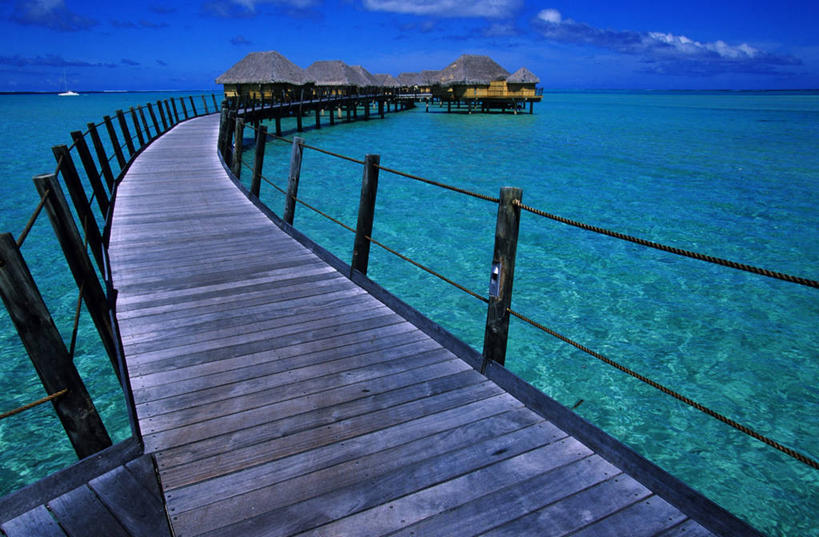 无人,宾馆,家,栏杆,横图,室外,白天,正面,旅游,度假,海浪,海洋,美景,酒店,阴影,曲折,弯曲,光线,木板,影子,房屋,屋顶,屋子,景观,浪花,云,云朵,围栏,桥,木桥,云彩,顶棚,娱乐,护栏,楼房,住宅,栈桥,蓝色,白云,蓝天,天空,阳光,自然,海水,天,享受,休闲,景色,南美,放松,蜿蜒,晴朗,人行桥,木板桥,旅社,南美洲,西印度群岛,拉丁美洲,自然风光,美洲,海景,亚美利加洲,南亚美利加洲,背风群岛,大海,风浪,海,海水的波动,近岸浪,涌浪,晴空,彩图,房子,客店,客栈,旅店,旅馆,商旅,塔哈岛