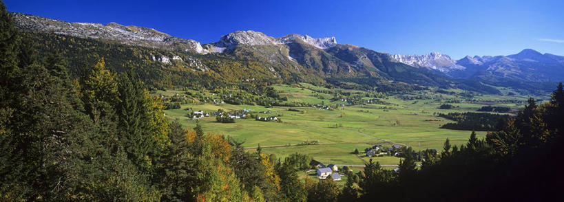 无人,家,横图,全景,室外,白天,正面,旅游,度假,草地,草坪,美景,山,山脉,树林,天际线,植物,法国,欧洲,阴影,光线,影子,房屋,屋子,景观,山峰,山峦,娱乐,楼房,住宅,草,树,树木,蓝色,绿色,蓝天,天空,阳光,自然,群山,天,享受,休闲,景色,放松,生长,晴朗,成长,西欧,法兰西,自然风光,万里无云,法兰西共和国,法兰西第五共和国,格勒诺布尔,伊泽尔省,晴空,晴空万里,彩图,房子,罗讷.阿尔卑斯,罗讷.阿尔卑斯大区