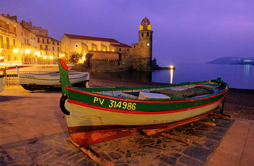 无人,家,码头,横图,室外,白天,正面,度假,海浪,海洋,美景,日落,城市风光,城市,道路,港口,路灯,船,照明,法国,欧洲,一排,许多,整齐,信息,木板,房屋,墙,屋子,景观,浪花,晚霞,霞光,云,云朵,落日,桥,灯光,木船,灯塔,木桥,交通,很多,两艘,云彩,方向,娱乐,楼房,墙壁,墙面,住宅,栈桥,灯,排列,灰色,白云,海水,黄昏,交通工具,享受,休闲,景色,彩霞,放松,引导,指引,人行桥,木板桥,照亮,舟,照明设备,西欧,队列,法兰西,载具,海景,法兰西共和国,法兰西第五共和国,航标,夕照,薄暮,朗格多克.鲁西永,朗格多克.鲁西永大区,东比利牛斯省,大海,风浪,海,海水的波动,近岸浪,涌浪,夕阳,彩图,傍晚,房子,摆渡口,埠头,渡口,渡头,港湾,海港,货运码头,口岸,商港,科利乌尔,导航,斜阳