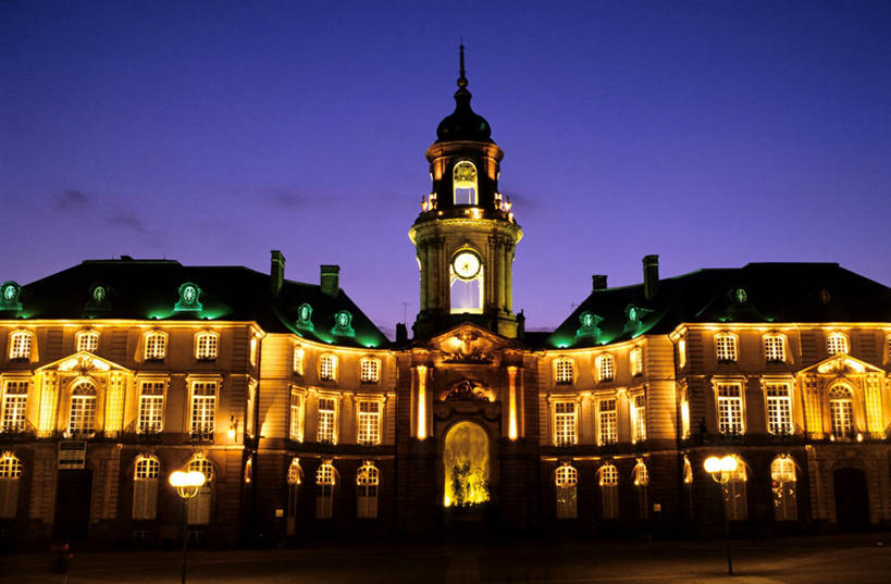 无人,家,横图,室外,夜晚,仰视,度假,美景,窗户,门,城市风光,城市,道路,路,夜景,法国,欧洲,一排,许多,阴影,整齐,并列,并排,光线,瓦片,影子,房屋,墙,屋顶,屋檐,屋子,景观,小路,塔,灯光,交通,很多,顶棚,娱乐,楼房,檐,玻璃窗,墙壁,墙面,住宅,排列,蓝色,灰色,蓝天,天空,门框,天,享受,休闲,景色,放松,晴朗,布列塔尼,西欧,队列,法兰西,平行,万里无云,法兰西共和国,首府,法兰西第五共和国,布列塔尼地区,雷恩,伊勒.维莱讷省,晴空,晴空万里,彩图,低角度拍摄,房子