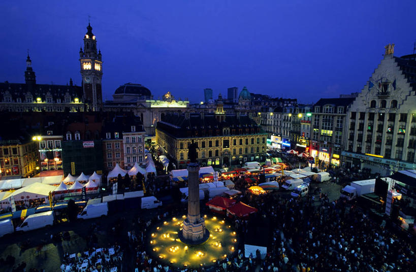 西方人,家,商店,站,横图,俯视,室外,夜晚,度假,美景,窗户,门,城市风光,城市,路灯,夜景,照明,法国,欧洲,欧洲人,一排,许多,行人,游客,游人,阴影,服装,整齐,并列,并排,光线,影子,房屋,墙,屋子,景观,塔,灯光,很多,许多人,休闲装,娱乐,商铺,楼房,路人,旅客,玻璃窗,墙壁,墙面,住宅,灯,排列,衣服,蓝色,灰色,蓝天,天空,门框,天,站着,一群人,享受,休闲,休闲服,景色,放松,服饰,晴朗,照亮,照明设备,西欧,队列,法兰西,平行,万里无云,法兰西共和国,首府,省会,雨棚,法兰西第五共和国,市肆,商号,过客,北部.加来海峡,北部.加来海峡大区,里尔,诺尔.加莱大区,诺尔省,男人,男性,年轻男性,年轻女性,女人,女性,白种人,晴空,晴空万里,站立,半身,彩图,高角度拍摄,房子,店铺