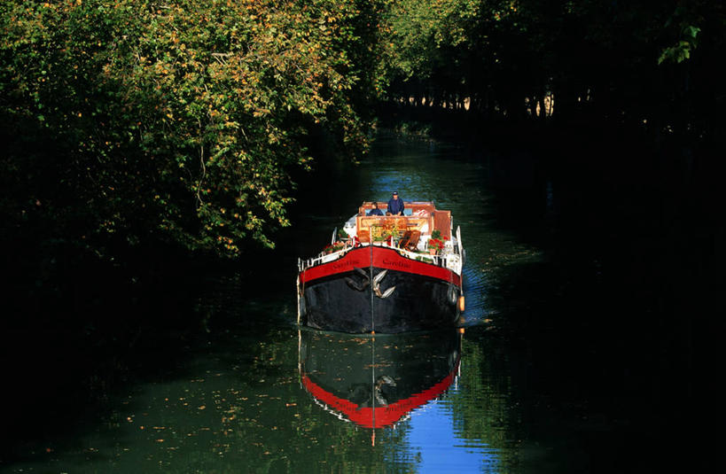 西方人,坐,横图,室外,白天,正面,旅游,度假,河流,美景,树林,水,植物,轮船,船,法国,欧洲,欧洲人,一艘,行人,游客,游人,阴影,波纹,飞溅,服装,溅,光线,液体,影子,河水,景观,水滴,水流,许多人,休闲装,娱乐,路人,旅客,水珠,树,树木,衣服,绿色,倒影,水纹,阳光,自然,船尾波,交通工具,波浪,一群人,享受,休闲,休闲服,景色,放松,服饰,生长,成长,倒映,西欧,喷洒,法兰西,自然风光,载具,法兰西共和国,法兰西第五共和国,反照,南部.比利牛斯,过客,南部.比利牛斯大区,上加龙,上加龙省,男人,男性,年轻男性,年轻女性,女人,女性,白种人,坐着,彩图,全身,朗格多克运河,米迪运河,南运河,双海运河