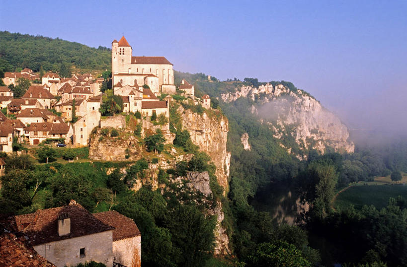 无人,家,教堂,横图,室外,白天,正面,旅游,度假,草地,草坪,名胜古迹,山,山脉,植物,标志建筑,地标,建筑,法国,欧洲,阴影,节日,遗迹,时间,光线,时钟,瓦片,影子,房屋,屋顶,屋檐,屋子,山峰,云,云朵,钟楼,褐色,山峦,计时,云彩,顶棚,古迹,文化,文物,娱乐,建设,古建筑,楼房,檐,住宅,草,树,树木,蓝色,绿色,白云,蓝天,天空,阳光,自然,钟表,群山,天,祈祷,享受,休闲,健康,表,旅游胜地,放松,许愿,宗教,信仰,生长,晴朗,成长,纪念,祈求,西欧,法兰西,信念,古文明,法兰西共和国,法兰西第五共和国,塔钟,南部.比利牛斯,洛特省,南部.比利牛斯大区,平安,钟,晴空,彩图,房子,大教堂,礼拜堂,圣西尔拉波皮耶